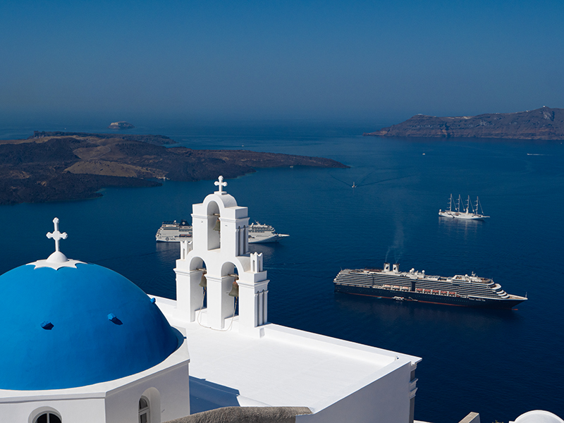 Review do Navio Holland America Oosterdam Vista do navio de cruzeiro Oosterdam de Thira, Santorini