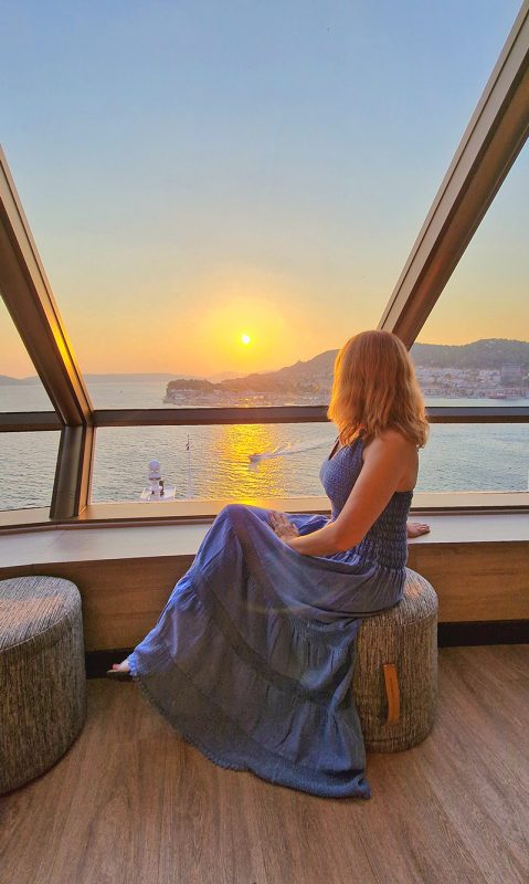 Review do Navio Holland America Oosterdam Admirando o pôr do sol no Explorations Café