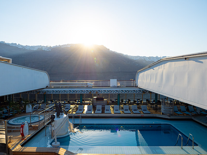 Review do Navio Holland America Oosterdam Piscina Oosterdam com teto retrátil