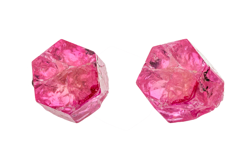 Cristal da gema frequentemente chamado de berilo vermelho, esmeralda vermelha ou bixbite