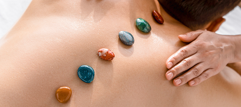 Pedras de cristal curativas nas costas