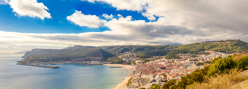 Vista panorâmica da cidade de Sesimbra em Portugal