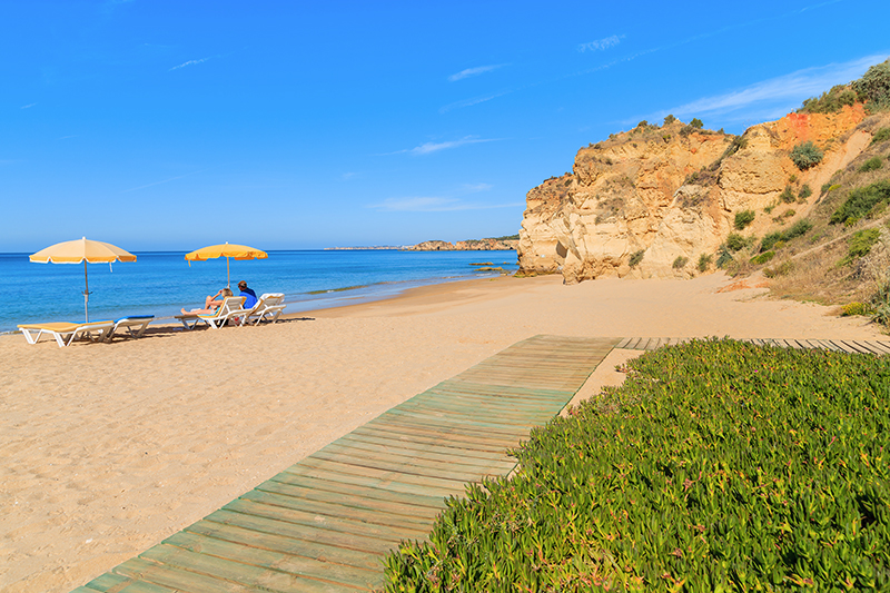 Passarela na bela praia arenosa da Praia da Rocha, região do Algarve, Portugal