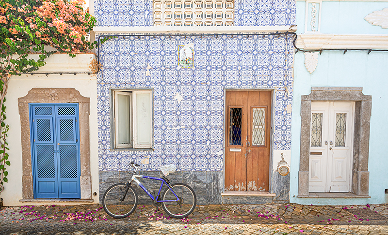 Fachadas de azulejos em Tavira, Portugal