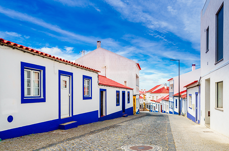 Ruas de paralelepípedos da cidade velha de Vila Nova de Milfontes, Portugal