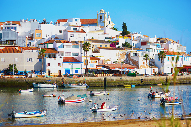Vista panorâmica dos barcos de pesca em Ferragudo, Algarve, Portugal