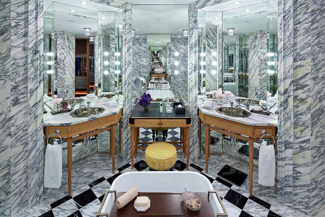 O opulento banheiro do quarto Grand Harbour View. Foto de cortesia