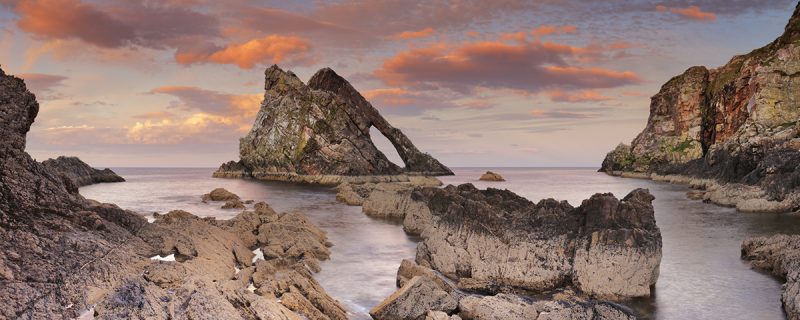 The Bow Fiddle Rock ao longo da costa de Moray, na Escócia
