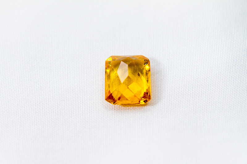 Uma deslumbrante pedra preciosa de safira amarela