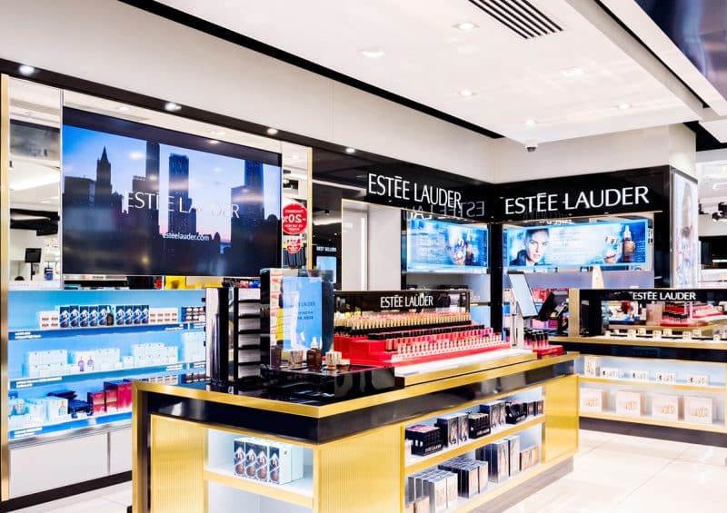 Perfume e cosméticos de Estee Lauder na boutique