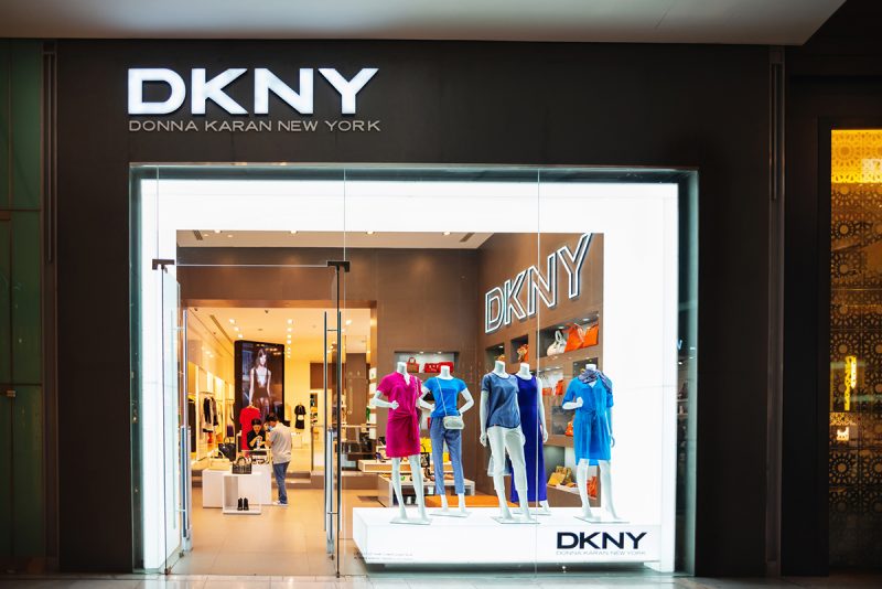 Vitrine da loja DKNY localizada no The Dubai Mall