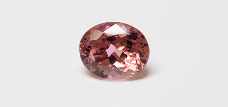 11 pedras preciosas que mudam de cor que irão te surpreender Pedra preciosa com lapidação facetada de turmalina rosa