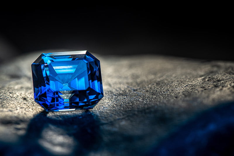 11 pedras preciosas que mudam de cor que irão te surpreender Uma pedra preciosa de safira multifacetada