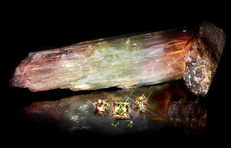 11 pedras preciosas que mudam de cor que irão te surpreender Cristal bruto e pedras preciosas de zultanita
