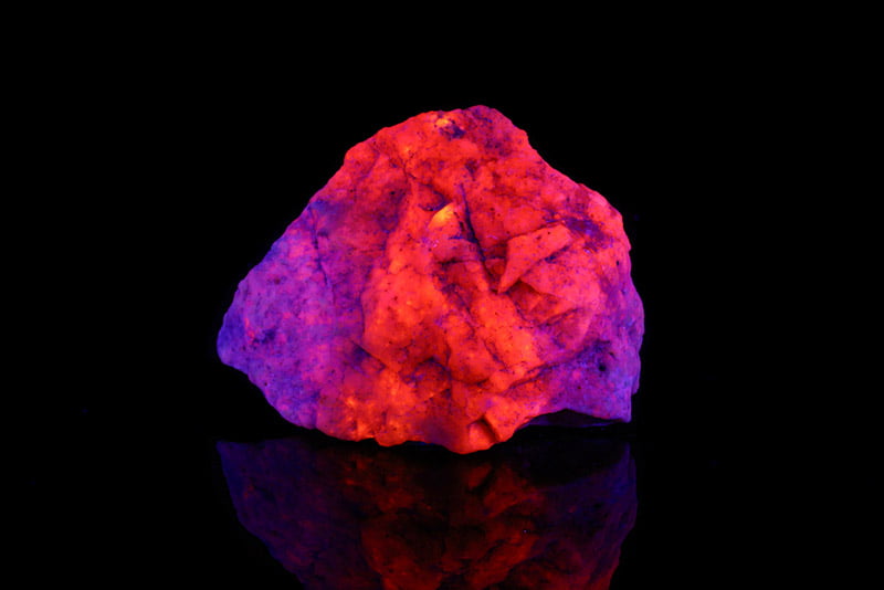 11 pedras preciosas que mudam de cor que irão te surpreender Pedra mineral hackmanita sob luz ultravioleta