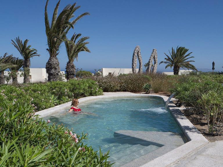 Relaxando na banheira de hidromassagem ao ar livre do NOUS Santorini