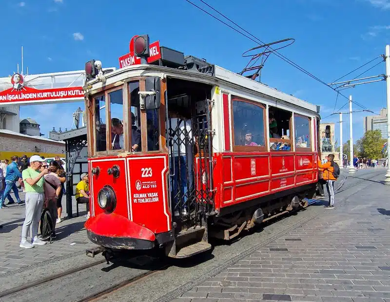 12 curiosidades que você precisa conhecer antes de visitar Beyoglu Istambul Bonde Istiklal Caddesi em Beyoglu Istambul