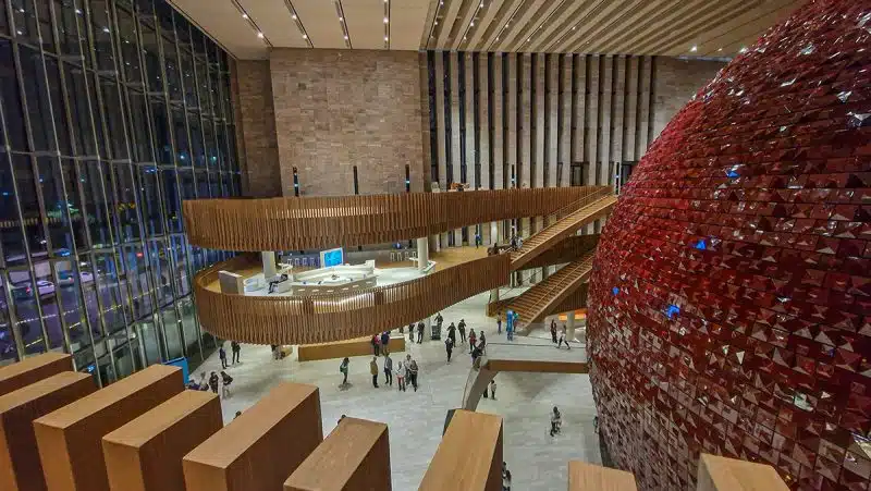 12 curiosidades que você precisa conhecer antes de visitar Beyoglu Istambul Vista do foyer da sala de concertos AKK