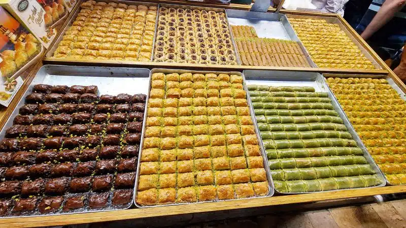 12 curiosidades que você precisa conhecer antes de visitar Beyoglu Istambul Doces turcos num mercado de Istambul