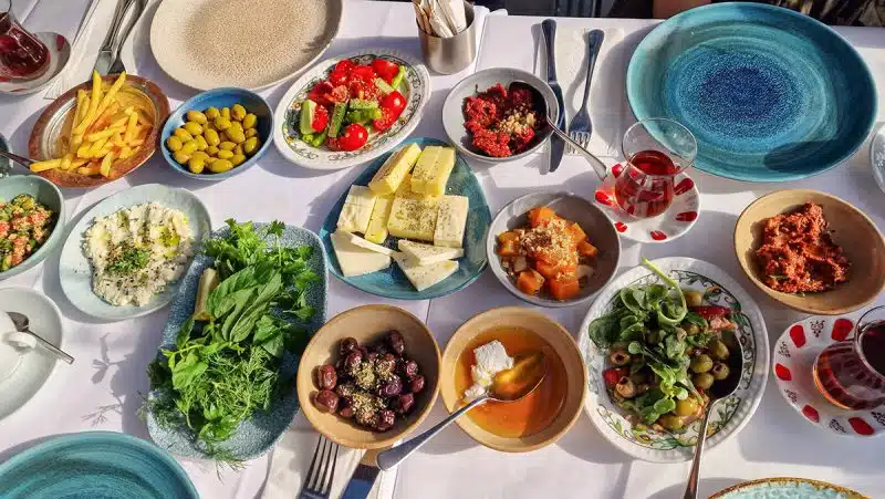 12 curiosidades que você precisa conhecer antes de visitar Beyoglu Istambul Mezze de café da manhã turco no hotel The Haze em Karakoy