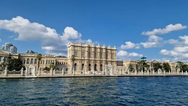 12 curiosidades que você precisa conhecer antes de visitar Beyoglu Istambul Palácio Dolmabahçe visto do nosso cruzeiro no Bósforo