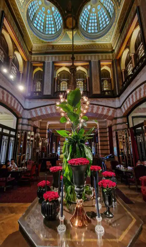 12 curiosidades que você precisa conhecer antes de visitar Beyoglu Istambul Átrio do hotel Pera Palace