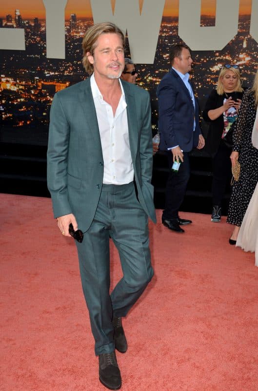 13 melhores influenciadores da moda para assistir em 2024 Brad Pitt em um terno cinza chique