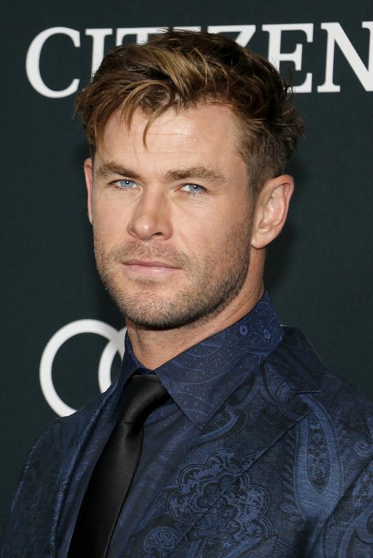 13 melhores influenciadores da moda para assistir em 2024 Chris Hemsworth em um terno estampado Etro