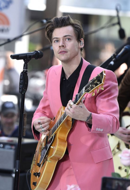 13 melhores influenciadores da moda para assistir em 2024 Harry Styles vestindo um terno rosa Edward Sexton