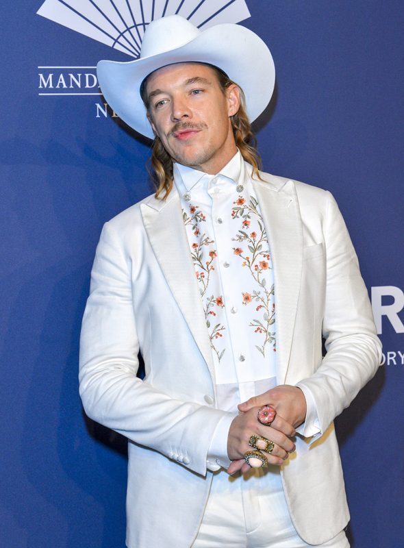 13 melhores influenciadores da moda para assistir em 2024 Diplo vestindo terno branco e chapéu de cowboy