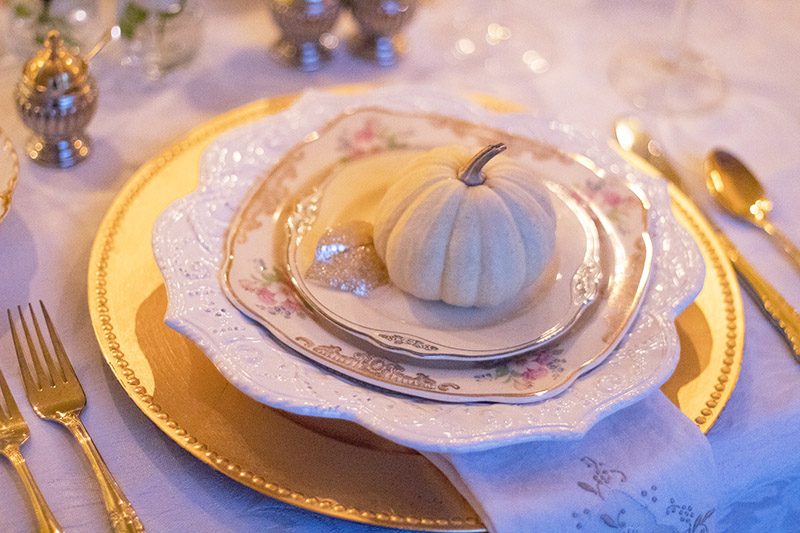 Ideias divertidas de Natal: configuração de mesa de jantar dourada