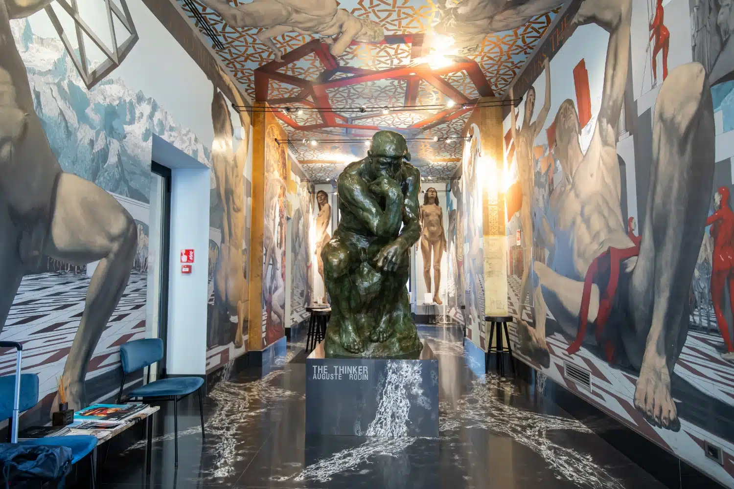 Galleria Vik Milano transforma a hospitalidade em uma forma de arte imersiva - 1